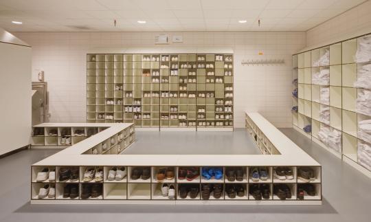 Bank met schoenenvakken en open kledingkasten